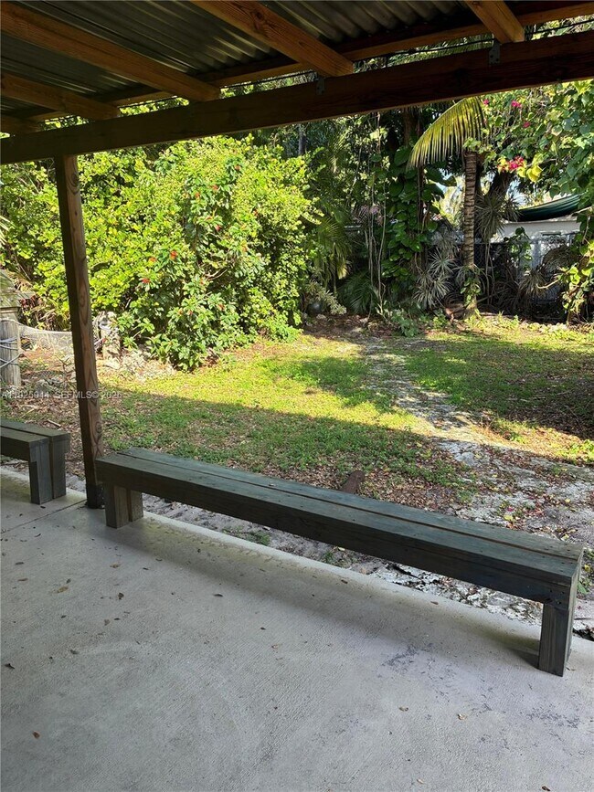 Building Photo - 705 E 9th Ct