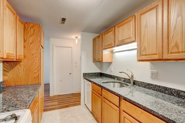 Building Photo - 7 Greenbriar Dr