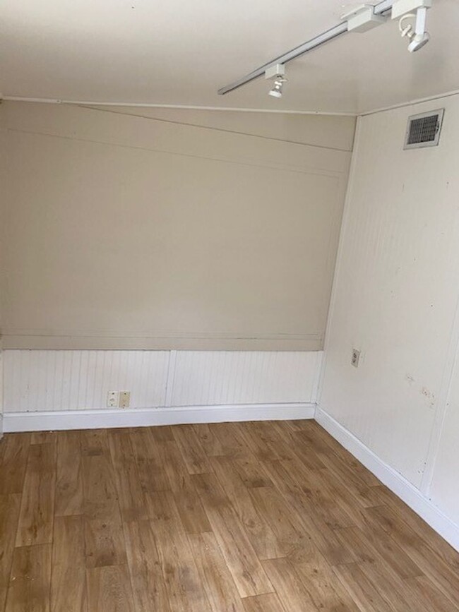 Building Photo - One bedroom with additional bonus room!! H...