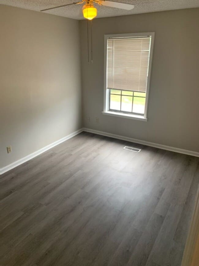 Building Photo - This charming 3-bed, 2.5-bath townhome is available for rent.