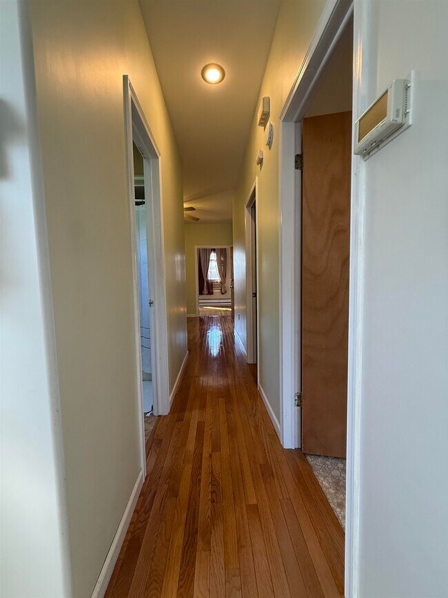 Building Photo - 470 Mallory Ave