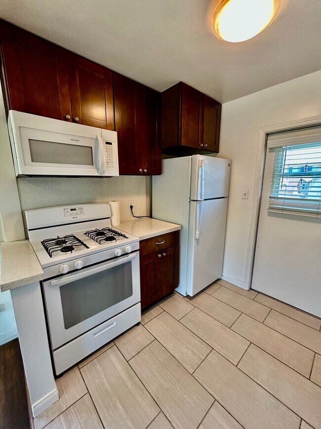 Building Photo - Charming and Bright 2 bed 1 bath in Point Loma