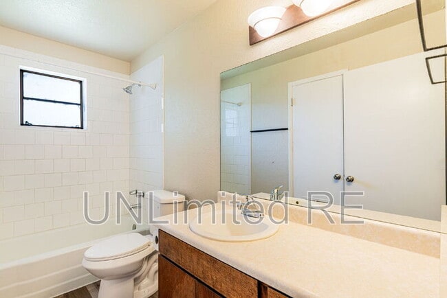 Building Photo - 2926 N Steves Blvd