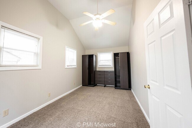 Building Photo - Cozy 1-Bedroom Gem in Indianapolis with Spacious Living – 750 Sq Ft!