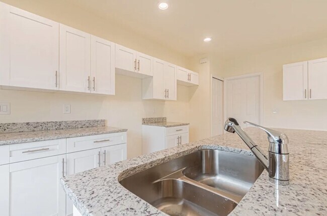 Building Photo - Great Location in Lake Placid-Large Three Bedroom-Two Bath+ a DEN!!