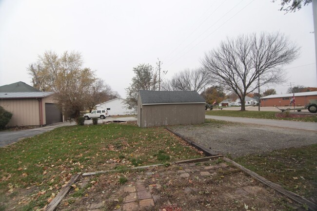 Building Photo - Charming 2BR Gem for Rent in Aledo, IL