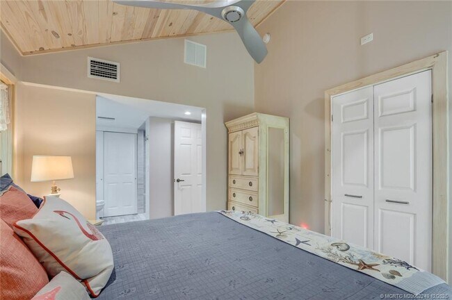 Building Photo - 64 NE Acacia Trail