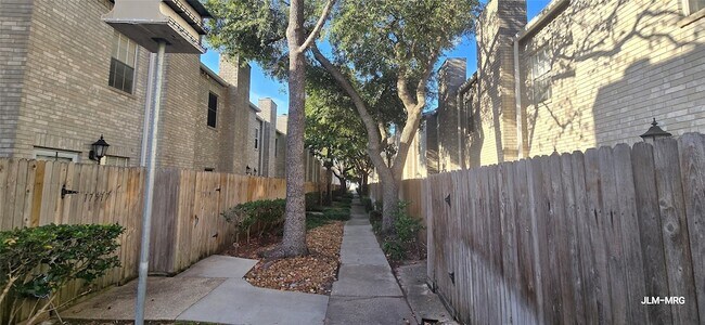 Building Photo - 17471 Red Oak Dr