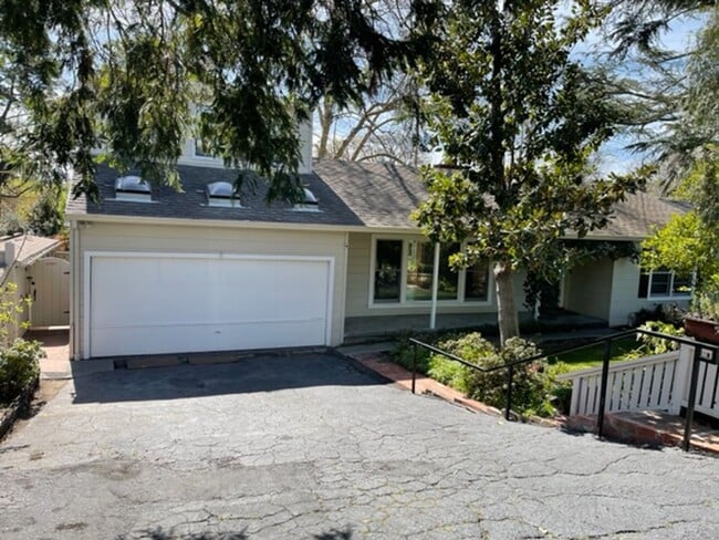 Primary Photo - Lafayette home, great location!