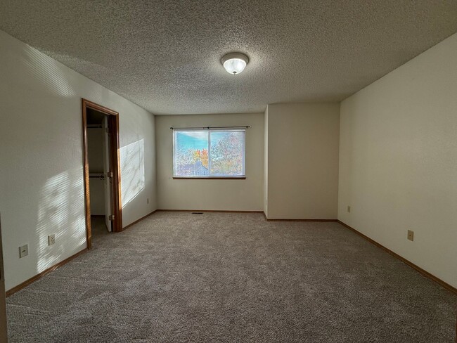 Building Photo - Near Ft Carson, 1342sf Bi-level, 3bd/2ba/2-car!