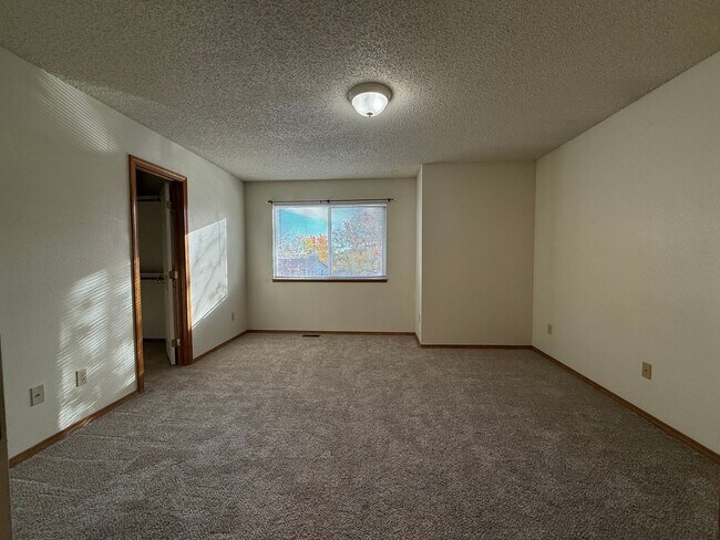 Building Photo - Near Ft Carson, 1342sf Bi-level, 3bd/2ba/2...