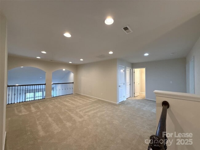 Building Photo - 11060 Discovery Dr NW