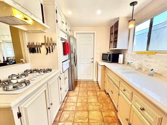 Building Photo - 207 Rossmore- MFR