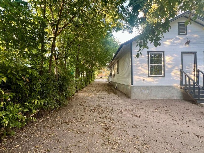 Building Photo - 106 Regina St