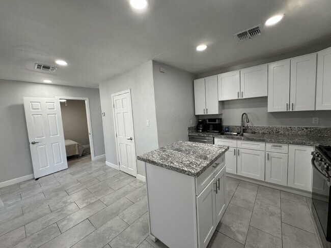 Building Photo - 2 bedroom single family w/yard & W/d