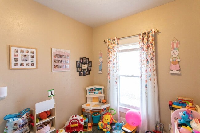 Building Photo - Spacious Home ready for a new family!