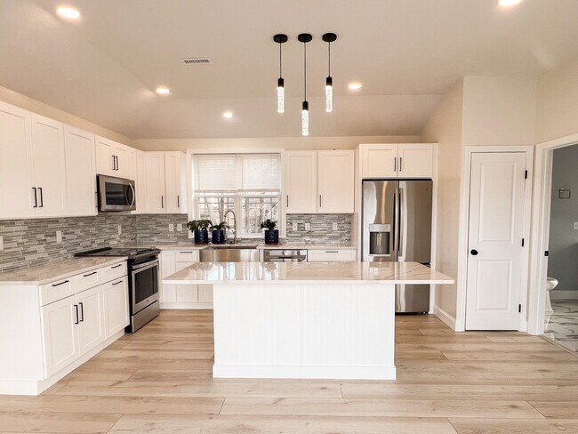 Building Photo - 194 Commercial St