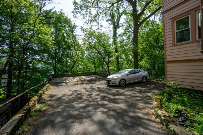 Building Photo - Spacious 4 Bedroom Apartment - 6/1/26