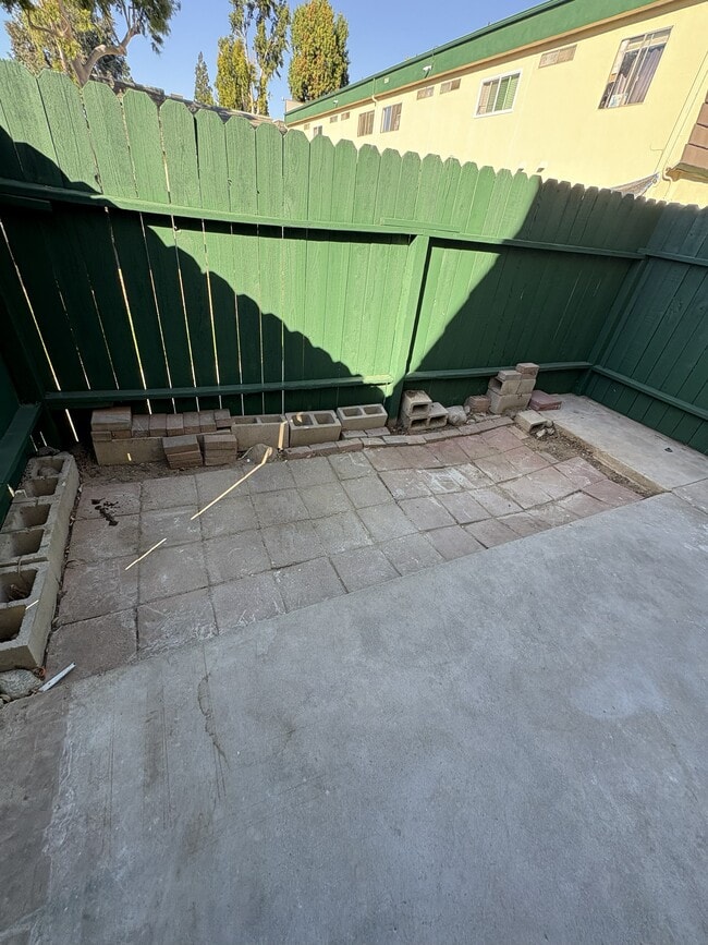 Building Photo - 240 N Spruce Ave