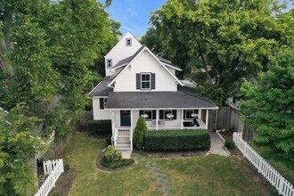 Building Photo - Great price for a huge house! CHARMING Sylvan Heights home 4 Bed 4 Bath. Beautiful private backya...