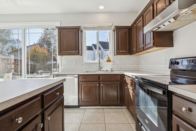 Building Photo - Bright, Clean & Convenient - Perfect 4 Bedroom Home in Chesapeake