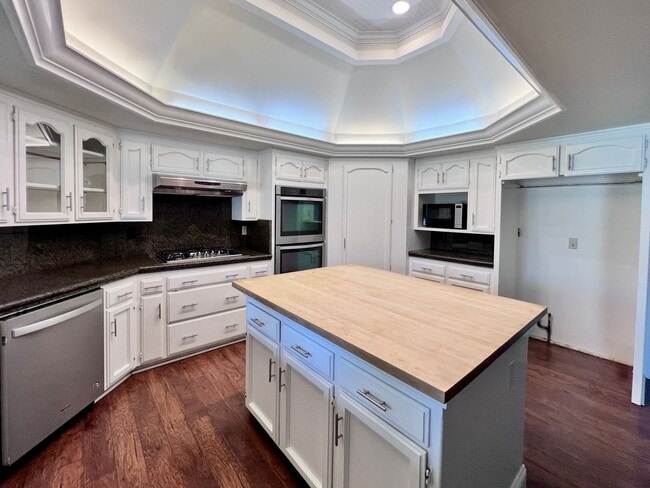 Building Photo - $3,600 Cole & Millbrook, 4 Bedroom House -...