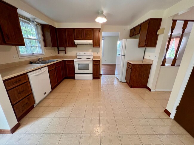 Building Photo - Beautiful Home - 3 Bedroom 2.5 Bathroom - ...