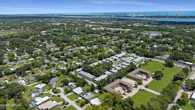 Building Photo - 840 Center Ave