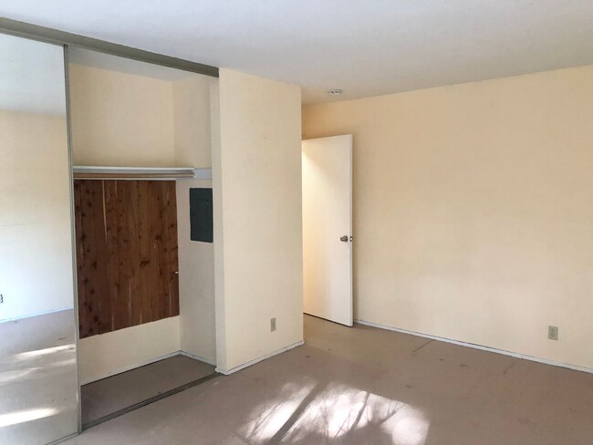 Building Photo - Cozy 2 bedroom 1 bath in shaded private co...