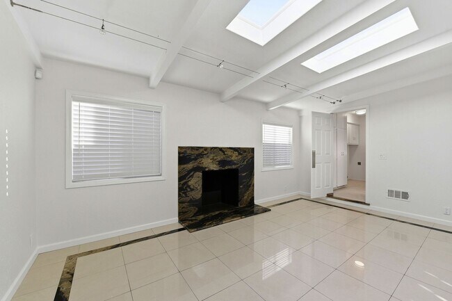 Building Photo - Move-In Ready Blossom Hill Gem – New Bathrooms and many upgrades!