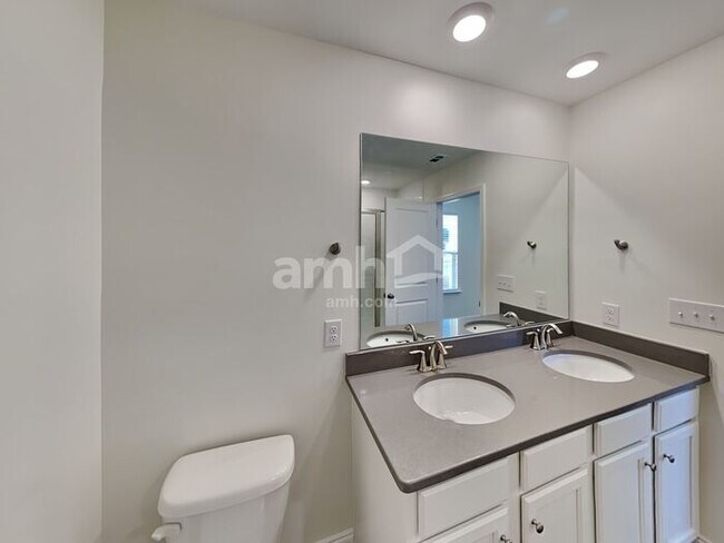 Building Photo - 5231 Valor Dr