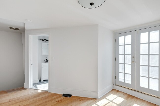 Building Photo - Newly Renovated Home Northern Liberties