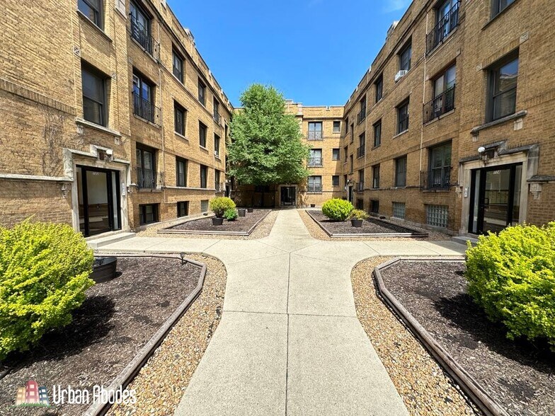 Primary Photo - 726 W Roscoe St