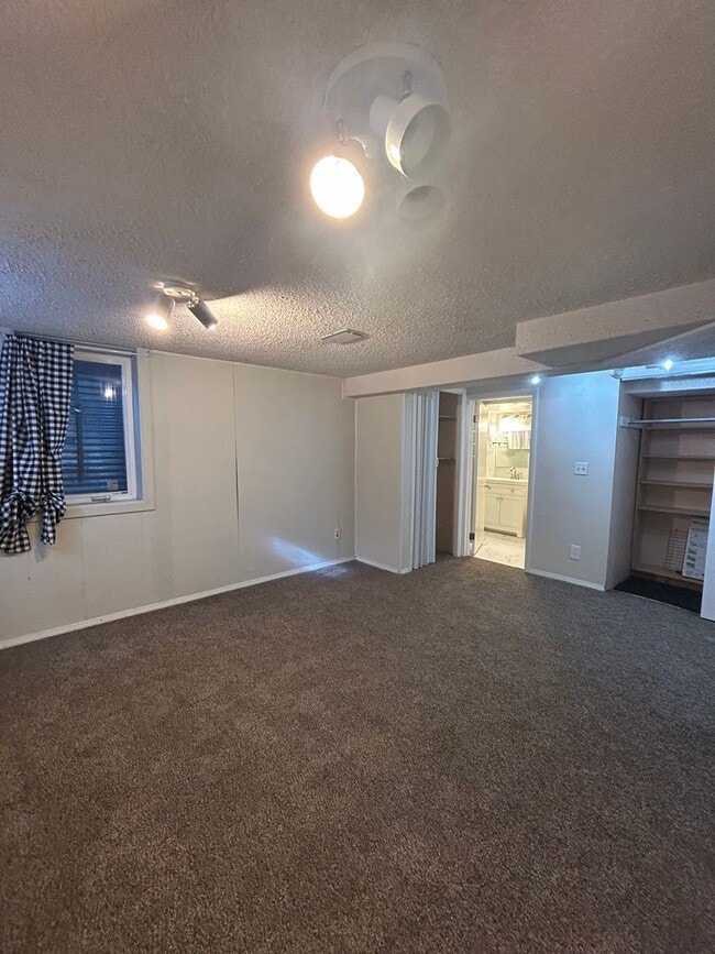 Building Photo - 5 BR/3 1/2 BA in the Desirable Meadowglen Community!!