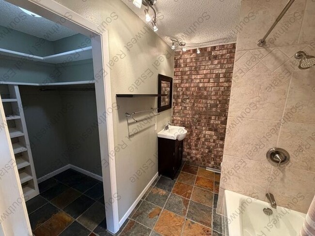 Building Photo - 2 Bed 2.5 Bath Condo on the golf course!