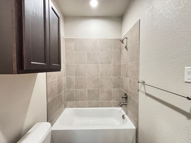 Building Photo - Luxury Duplex in Seguin with 3-bed, 2-bath...
