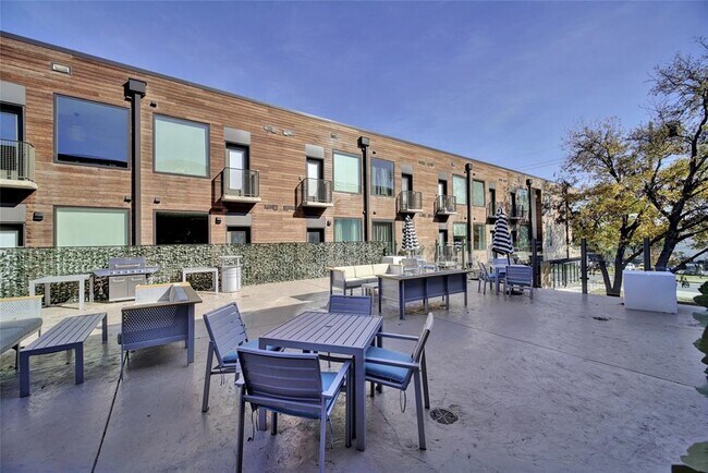 Building Photo - 1800 E 4th St