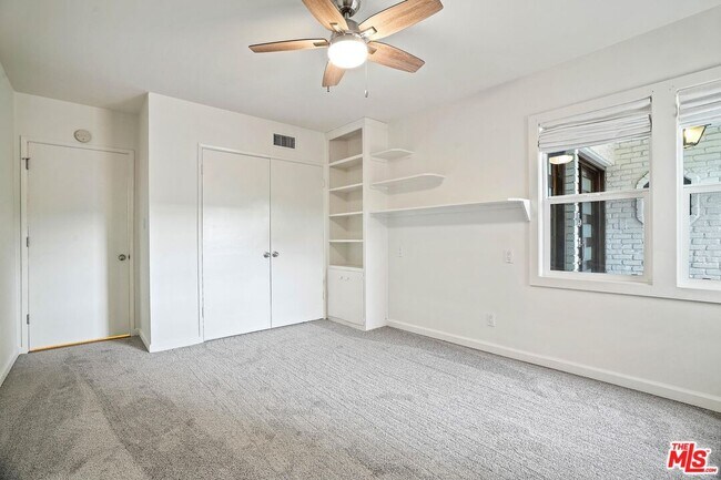 Building Photo - 6134 Longridge Ave