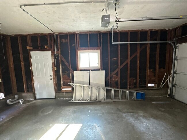 Building Photo - Cute 2 bed/1 bath Duplex in East Sac!!