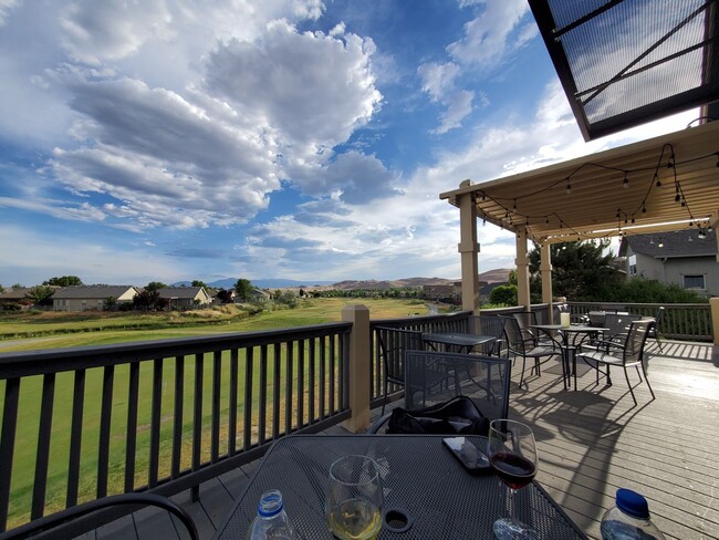 Building Photo - Gorgeous executive style home available fo...