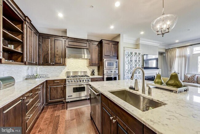 Building Photo - 10821 Symphony Park Dr