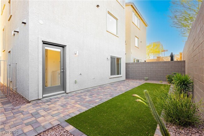 Building Photo - 7977 Mountain Lilac St
