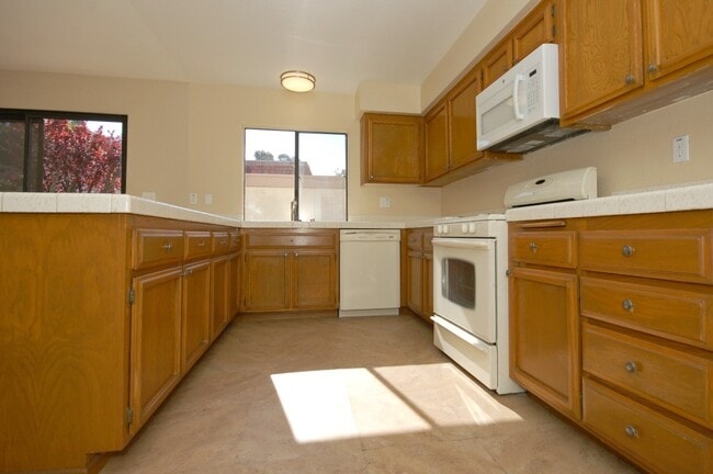 Building Photo - Beautiful 4BR/2.5BA Condo in Tanglewood!!!