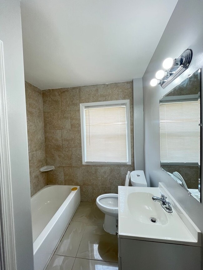 Building Photo - West Baltimore 4 Bedroom 1.5 Bathroom Town...