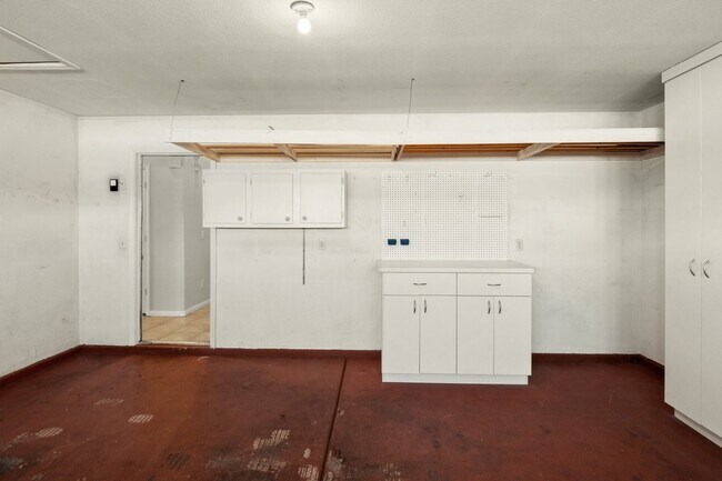 Building Photo - SW!! Single Story!! Pool!! NO HOA!!  Corne...