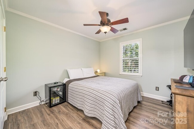Building Photo - 18524 Mizzenmast Ave