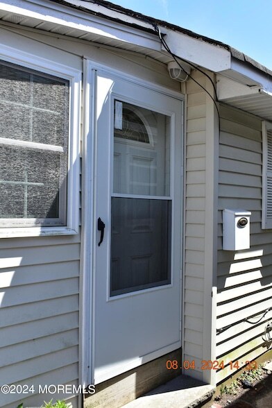 Building Photo - 605 Central Ave