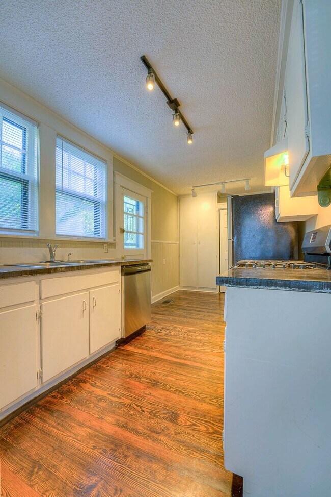 Building Photo - Gorgeous, renovated Midtown 3/1.