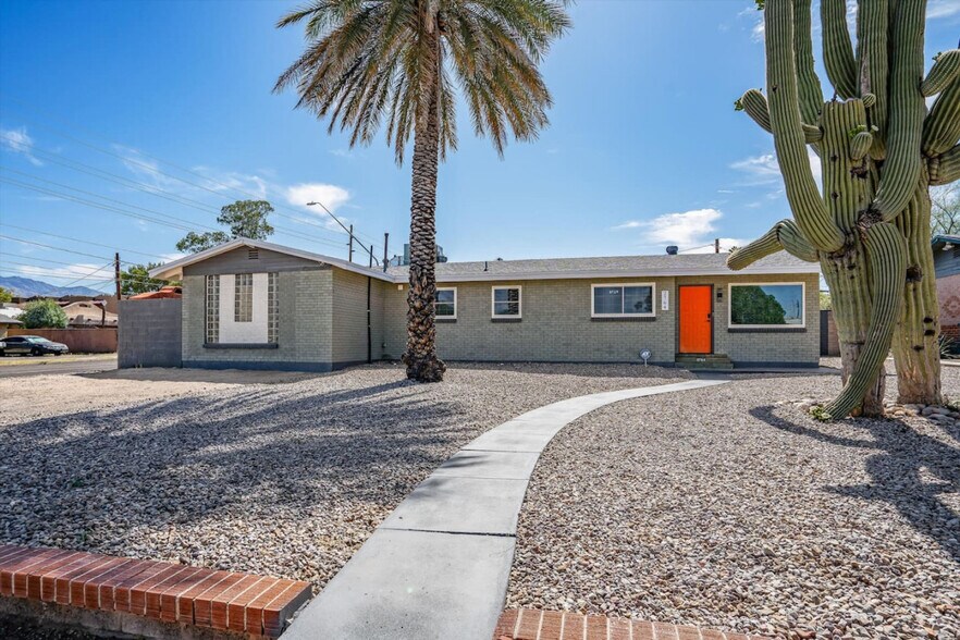 Building Photo - 2764 N Warren Ave