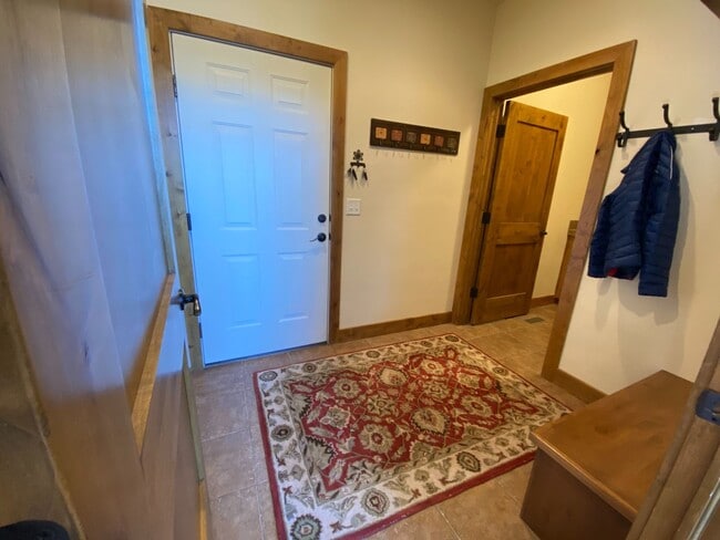 Building Photo - Cedar Ridge Townhome  **Mid-April thru November Rental**